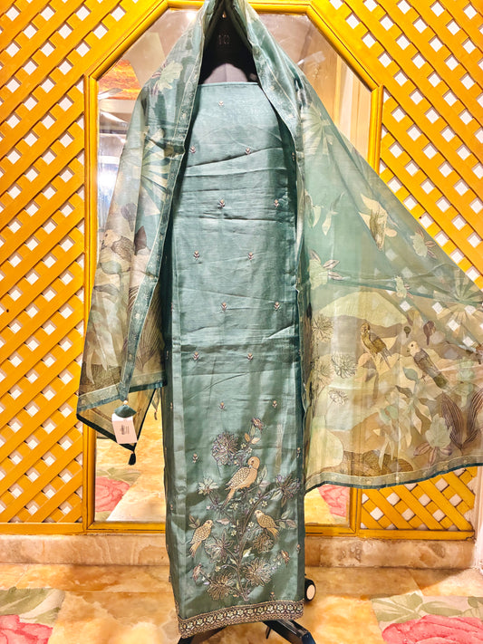 Aviora Embroidered Mulmul Suit Set